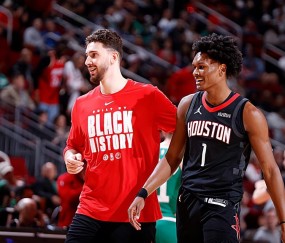 攻防两端都被各种限制，但火箭还在继续让后场新星担任控卫？